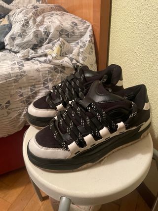 Zapatillas Bershka negras y blancas