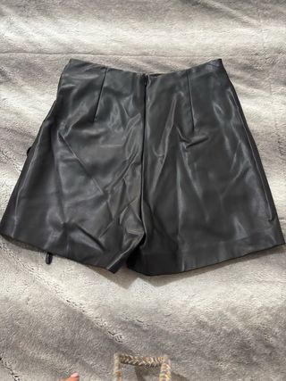 Falda pantalón cuero Stradivarius T.34