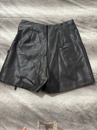 Falda pantalón cuero Stradivarius T.34