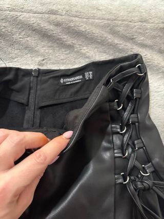 Falda pantalón cuero Stradivarius T.34