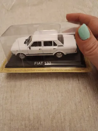 Coche de colección Fiat 132 blanco