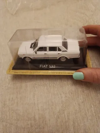 Coche de colección Fiat 132 blanco
