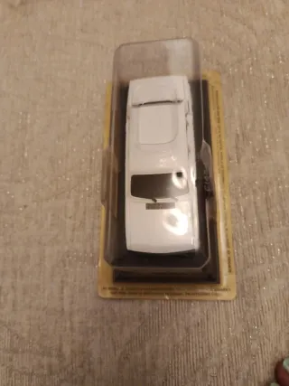 Coche de colección Fiat 132 blanco