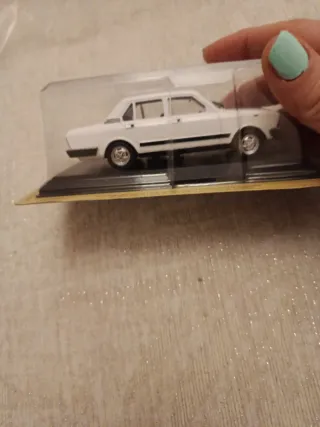 Coche de colección Fiat 132 blanco