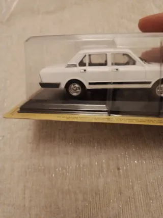 Coche de colección Fiat 132 blanco