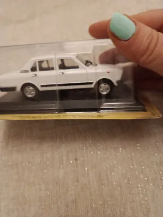 Coche de colección Fiat 132 blanco