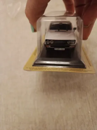 Coche de colección Fiat 132 blanco