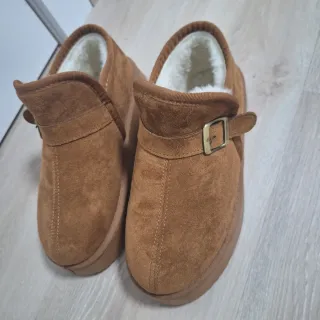 Botines marrones con hebilla y pelo