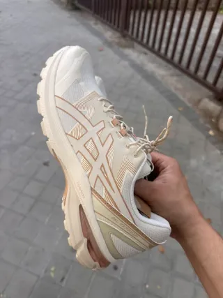 Zapatillas Asics Blancas y Rosas