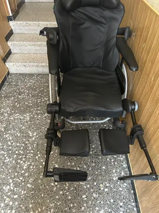 Silla de ruedas negra