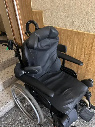 Silla de ruedas negra