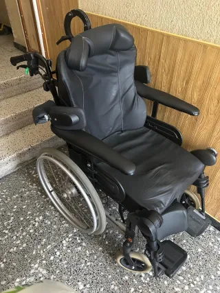 Silla de ruedas negra