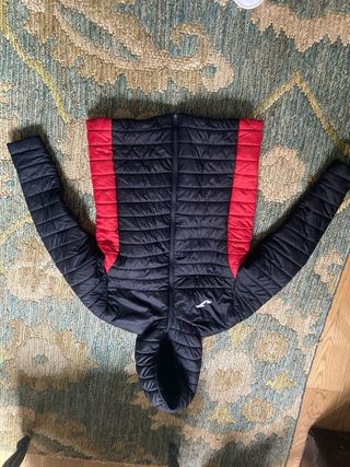 Plumífero Joma Negro y Rojo con Capucha