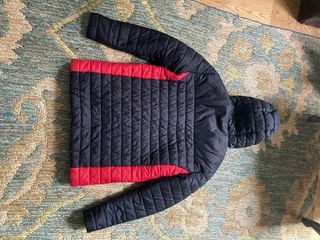 Plumífero Joma Negro y Rojo con Capucha