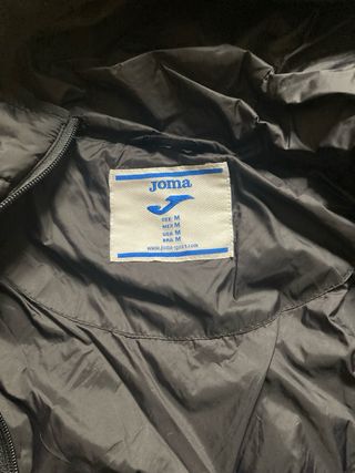 Plumífero Joma Negro y Rojo con Capucha