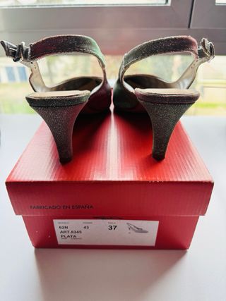 Zapatos plateados de tacón de piel