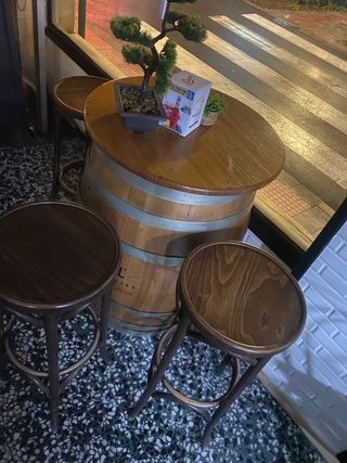 Barril de madera con 3 taburetes