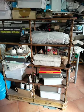 Estantería de madera con baldas