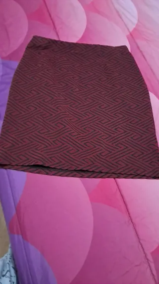 Falda granate con estampado geométrico