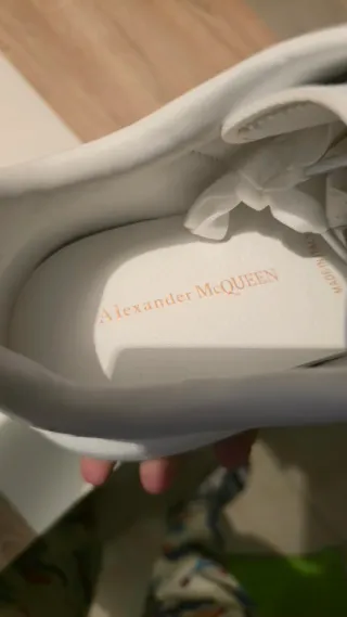 Sneakers Alexander McQueen bianche con dettagli McQueen