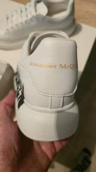 Sneakers Alexander McQueen bianche con dettagli McQueen