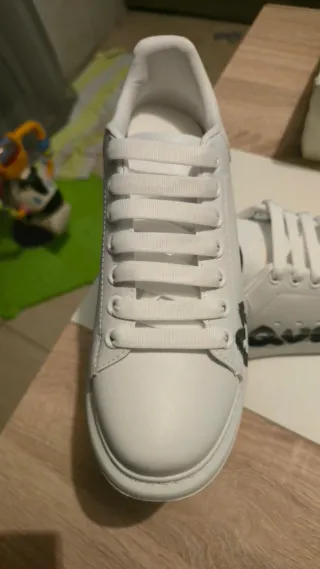 Sneakers Alexander McQueen bianche con dettagli McQueen