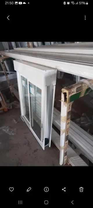 Ventana corredera blanca con persiana