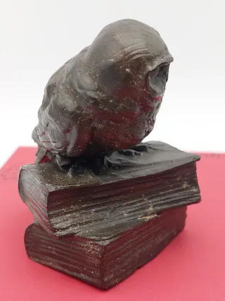 Scultura in bronzo civetta su due libri. Antica