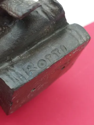 Scultura in bronzo civetta su due libri. Antica