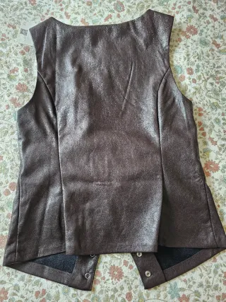 Bonito Chaleco imitación piel.