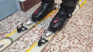 Esquís de travesía con pieles de foca