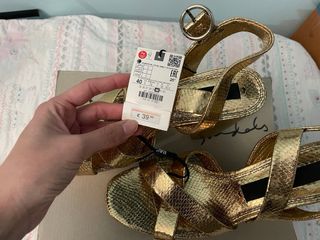 Zapatos de tacón dorados