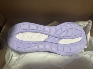 Zapatilla ASICS Blanca y Morada