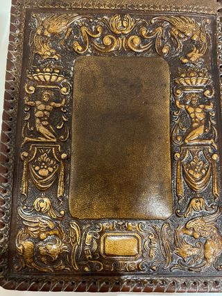 Portadocumentos de cuero con relieve