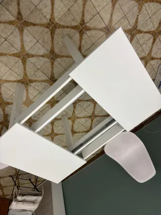 Mesa blanca con 4 sillas de regalo