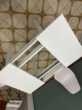 Mesa blanca con 4 sillas de regalo