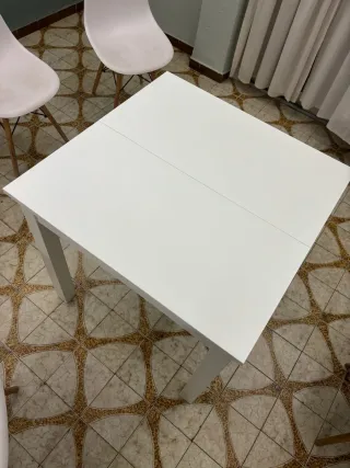 Mesa blanca con 4 sillas de regalo