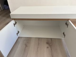 Mueble de salón blanco y madera