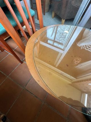 Mesa redonda madera y cristal para restaurar.