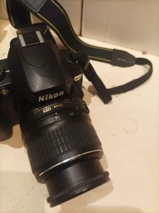 Cámara Nikon D60 con objetivo
