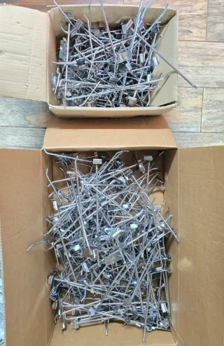 Ganchos metálicos para expositores de pared