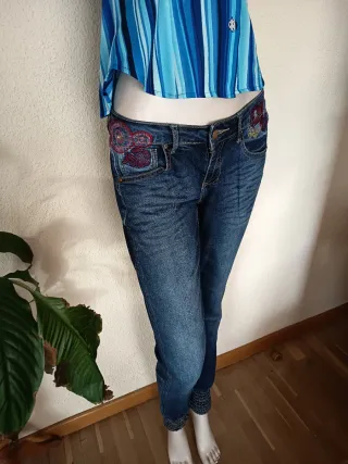 Pantalón Desigual Azul con Bordados
