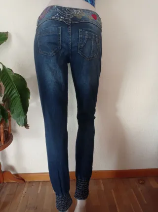 Pantalón Desigual Azul con Bordados