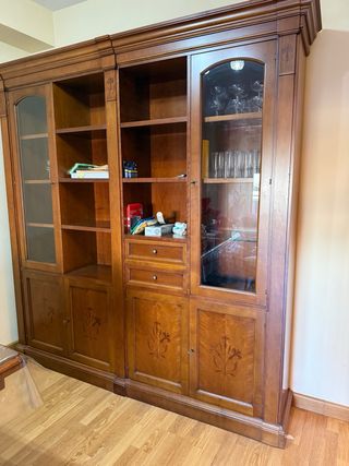 Vitrina de salón de madera y cristal