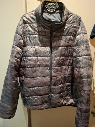 Chaqueta acolchada gris y multicolor