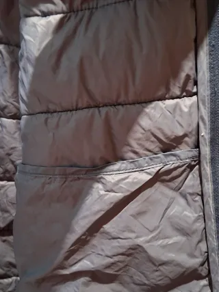 Chaqueta acolchada gris y multicolor