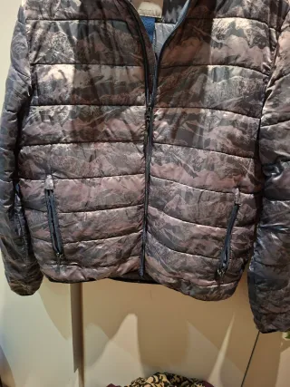 Chaqueta acolchada gris y multicolor