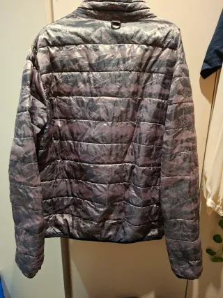 Chaqueta acolchada gris y multicolor