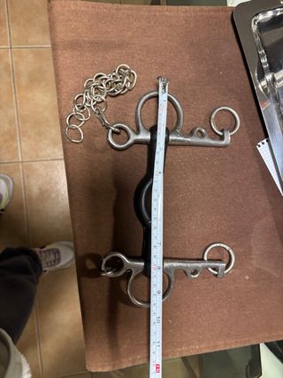 Bocado para caballo con riendas de cuero