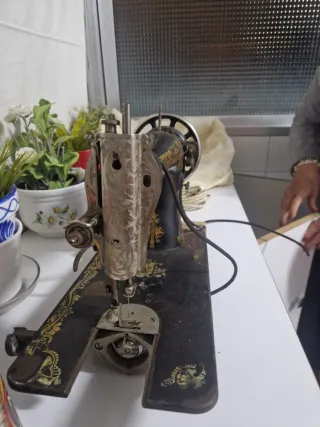 Máquina de coser antigua marca Singer